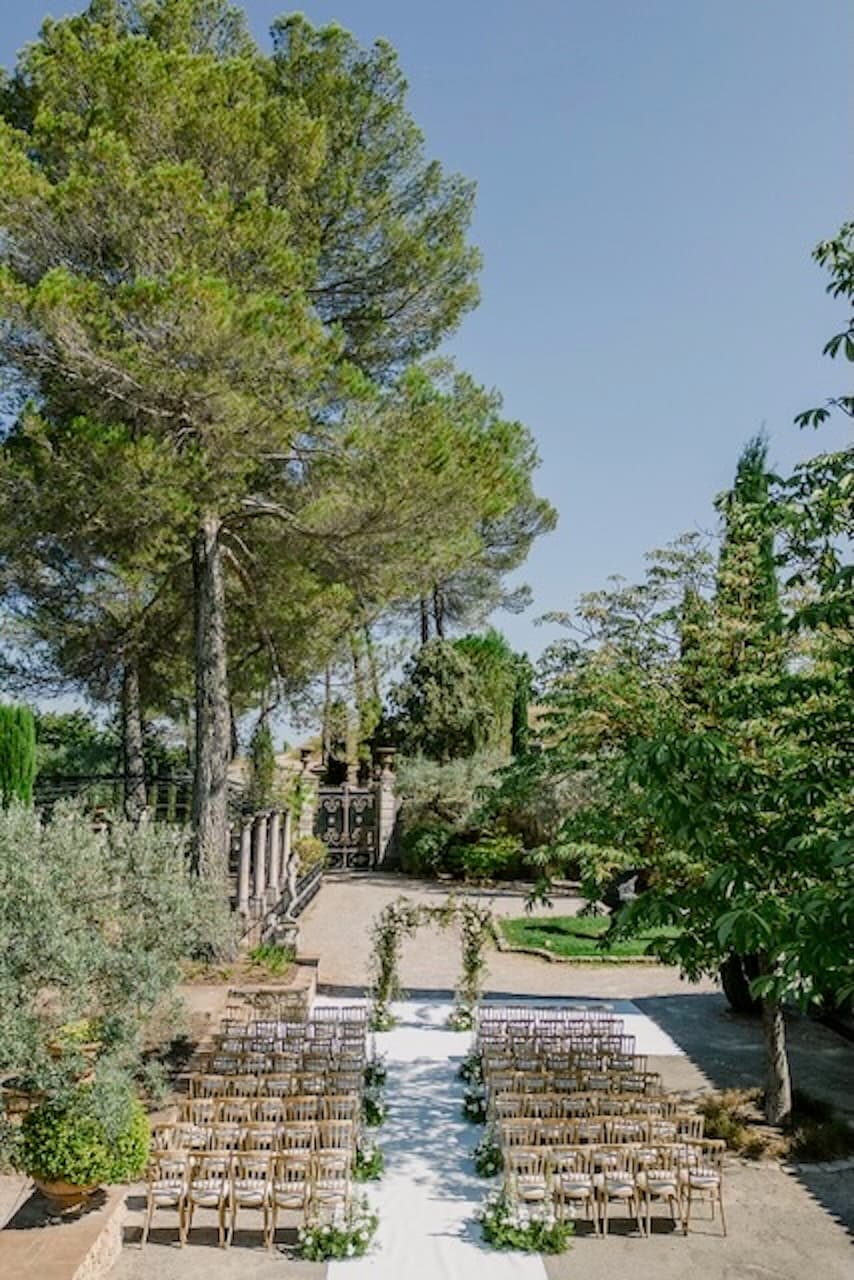 Couple de mariés dans un jardin de réception élégant