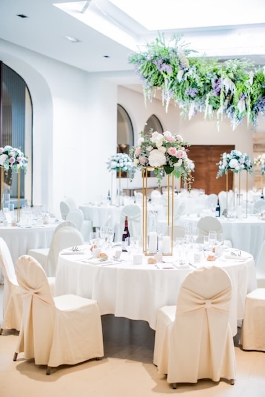 Table de mariage dressée en extérieur dans une ambiance provençale