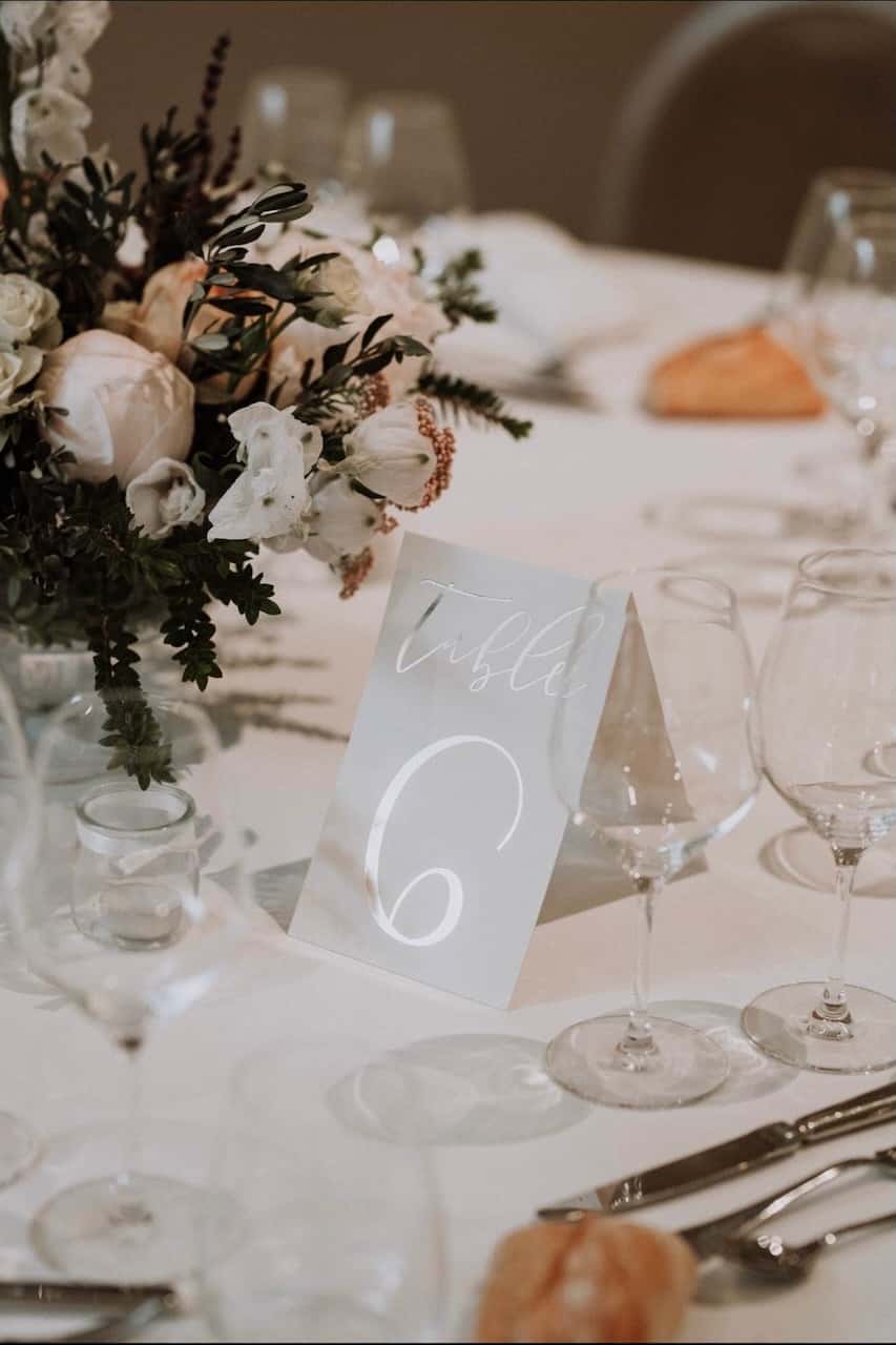 Décoration florale de mariage au Château Sainte-Roseline