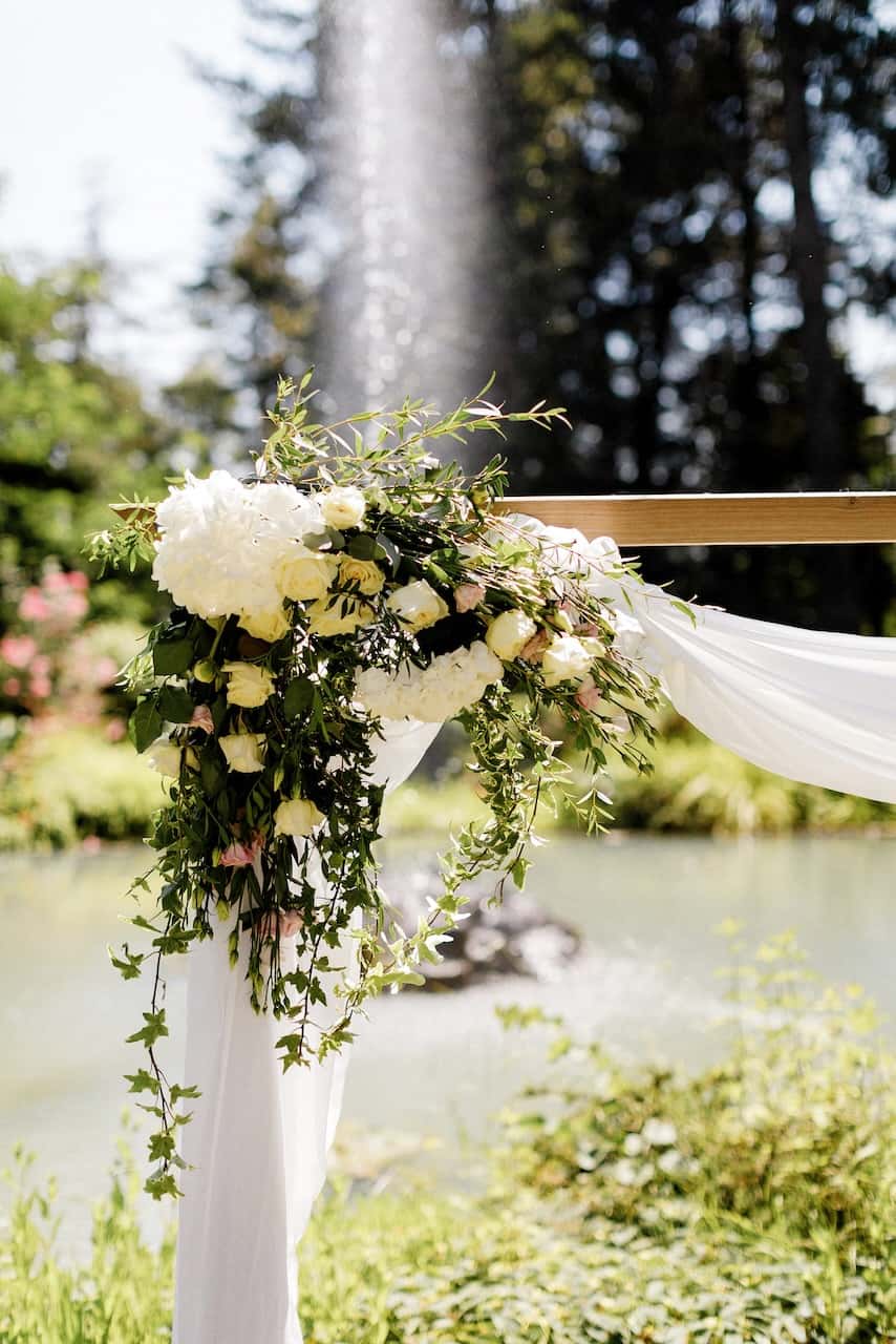 Décoration florale de mariage au Château du Rouët