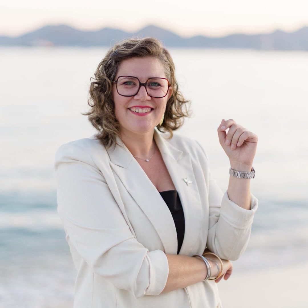 Photographe tenant un appareil argentique lors d’un mariage